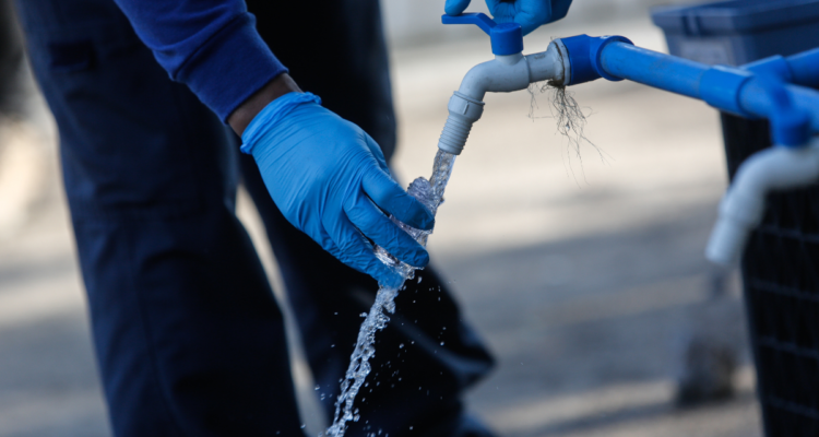 https://media.biobiochile.cl/wp-content/uploads/2026/07/agua-1-750x400.png
