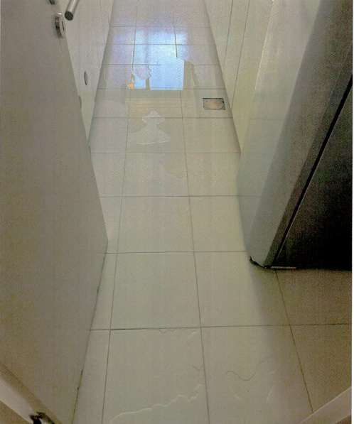 Agua en piso. 