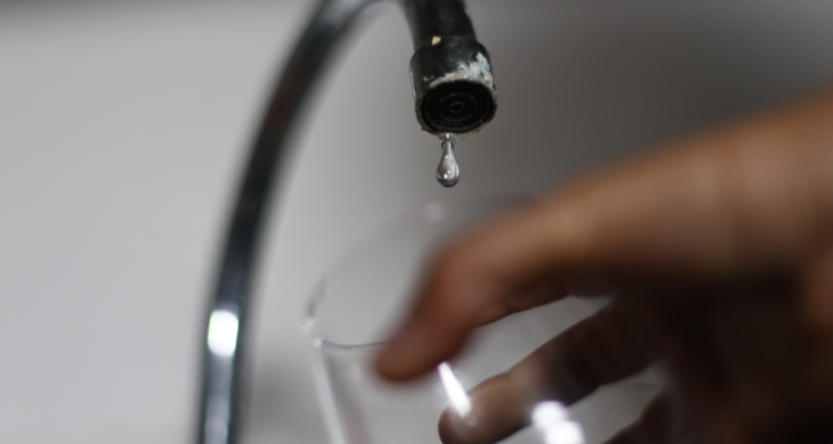 Cortan suministro de agua en 6 sectores de Chiguayante por rotura de cañería