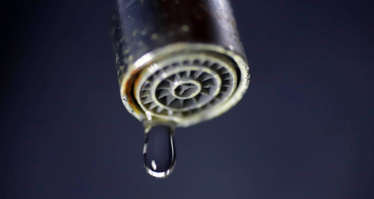 Han debido beber aguas de lluvia: vecinos de Laguna Verde en Valparaíso llevan más de 10 días sin agua