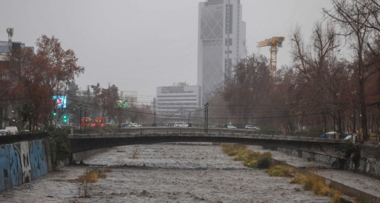 Aguas Andinas descarta turbiedad en ríos Maipo y Mapocho tras monitoreo por intensas lluvias en la RM