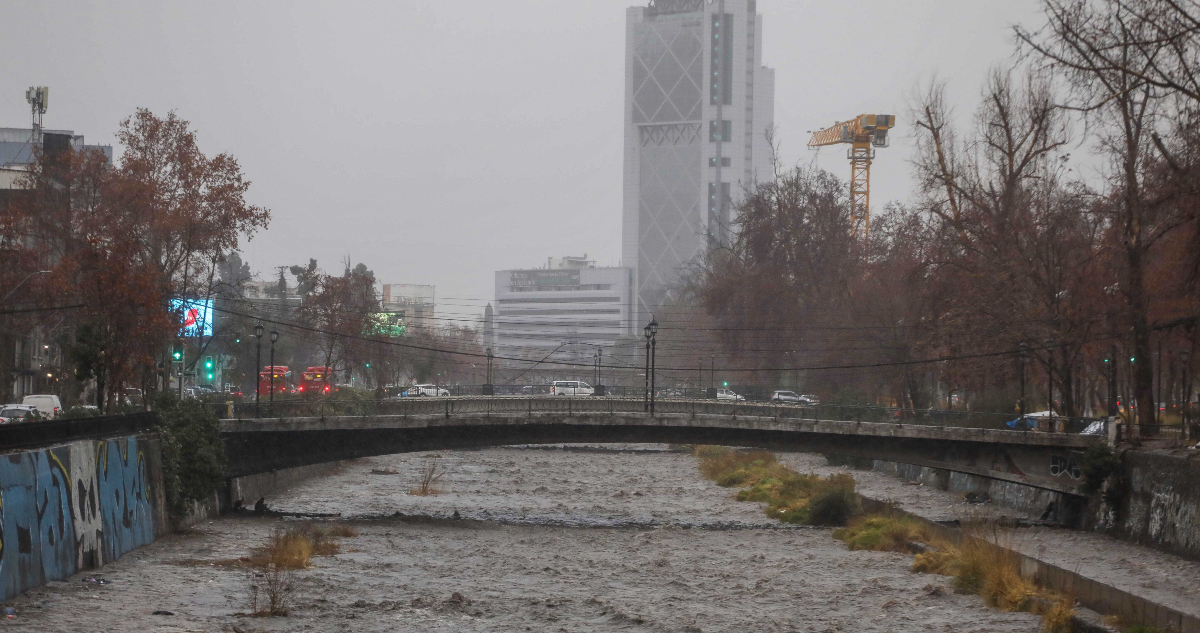 Aguas Andinas descarta turbiedad en ríos Maipo y Mapocho tras monitoreo por intensas lluvias en la RM