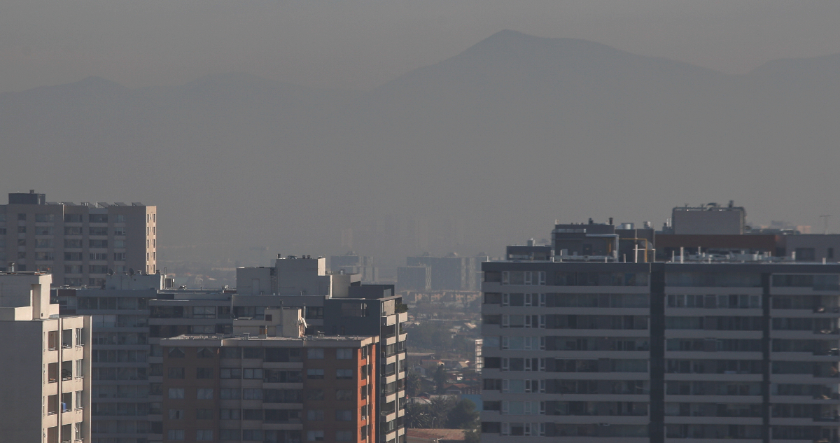 Alerta Ambiental rige este viernes en Santiago por acumulación de contaminantes: revisa restricciones