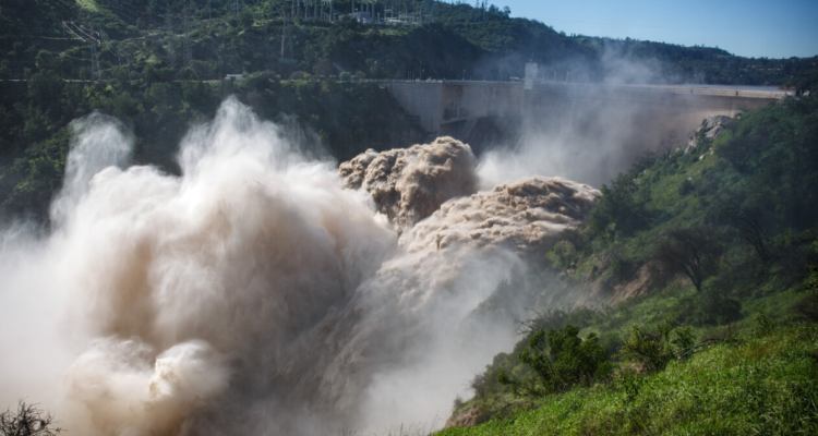 Alertan aumento del caudal del río Rapel por maniobras operacionales: llaman a evitar sus riberas