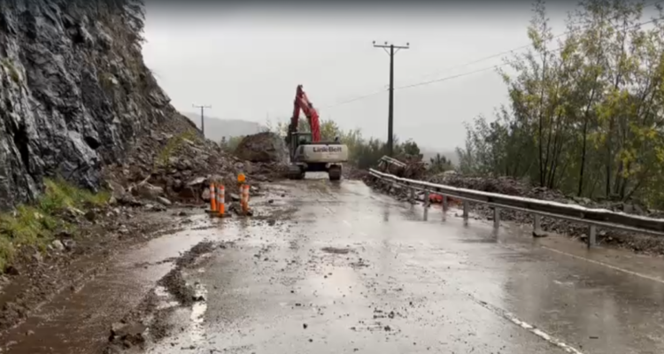 Intensos trabajos para despejar "Cuesta la Culebra" hacia Alto Bío Bío tras caída de roca en la vía