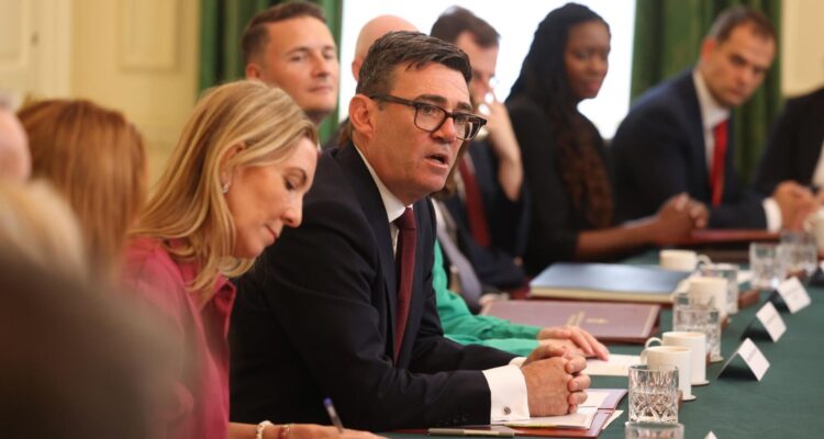 El primer ministro británico, Andy Burnham (centro), durante su primera reunión de gabinete
