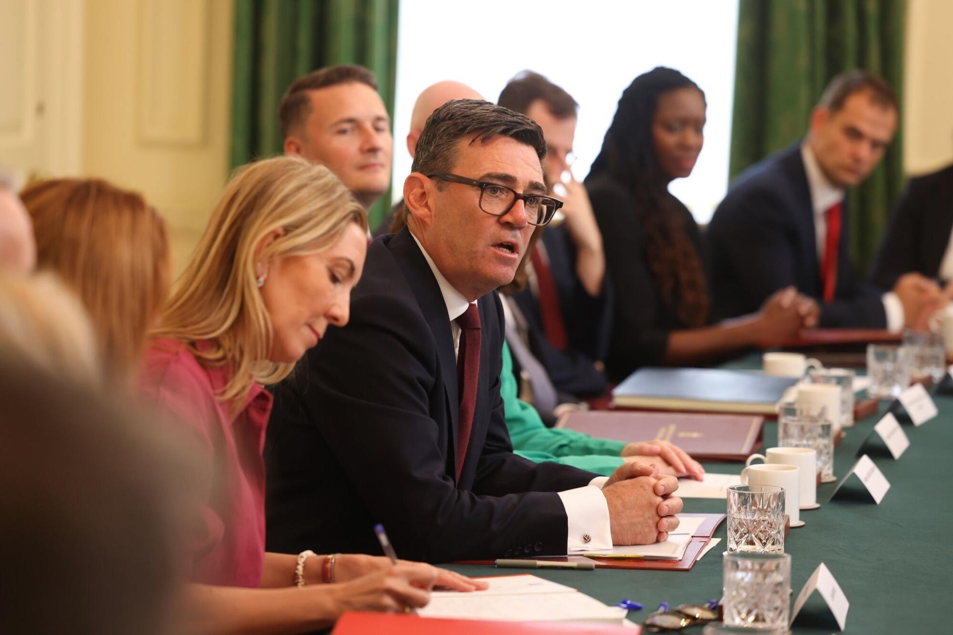 El primer ministro británico, Andy Burnham (centro), durante su primera reunión de gabinete