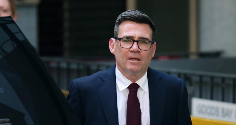 El próximo primer ministro británico, Andy Burnham, tras ser anunciado como líder del partido Laborista