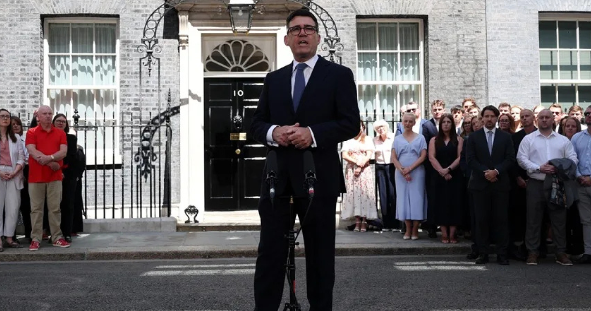 El nuevo primer ministro británico, Andy Burnham, durante su discurso frente al número 10 de Downing Street en Londres