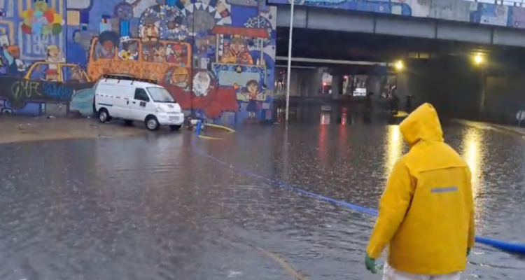 Cortes de luz, semáforos apagados y calles anegadas dejan las lluvias en la RM: han caído más de 34 mm