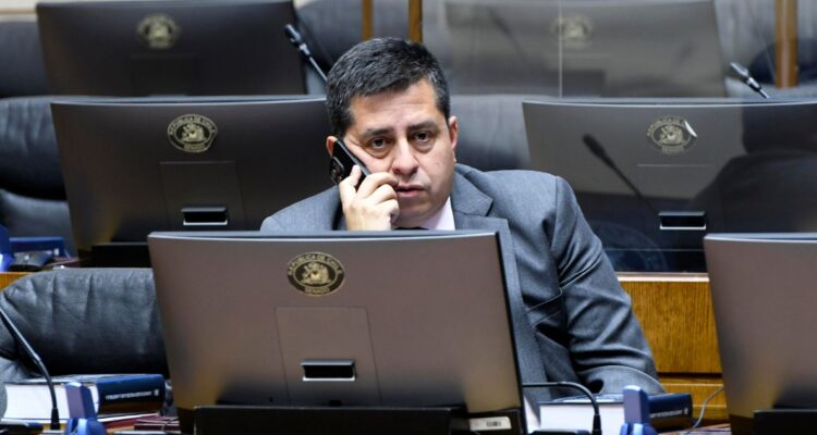 Araya (PPD) abre la puerta a revertir acuerdo con el Gobierno tras nueva rebaja al impuesto corporativo