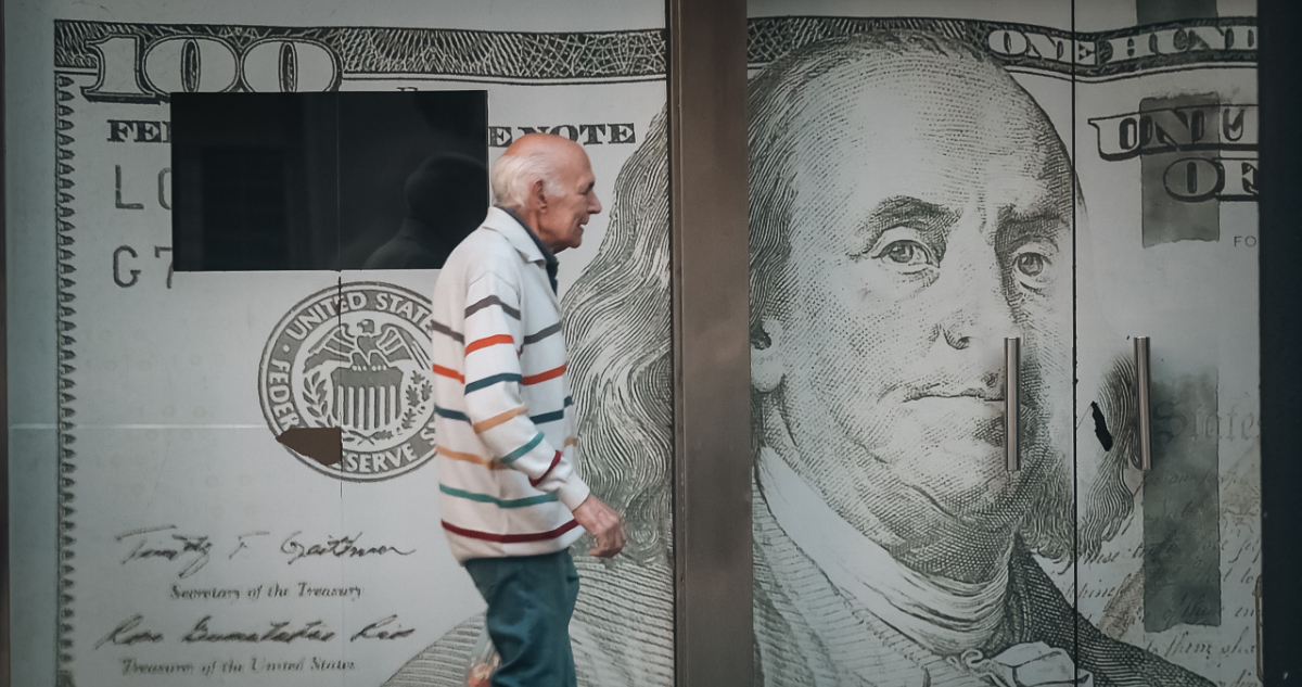 Ya ni el ahorro alcanza: En casa de los argentinos hay millones de dólares devaluados bajo el colchón