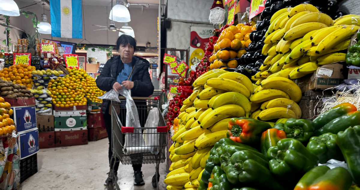 Inflación en Argentina. Mujer en un supermercado.