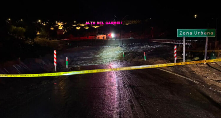 https://www.biobiochile.cl/noticias/nacional/region-de-atacama/2026/07/19/atacama-solicitan-evacuar-ribera-del-rio-huasco-en-freirina-y-sector-pie-de-gallo-en-alto-del-carmen.shtml