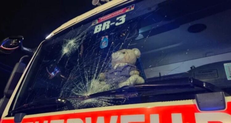 Atacan a bomberos que combatían incendio al interior de una toma en Punta Arenas