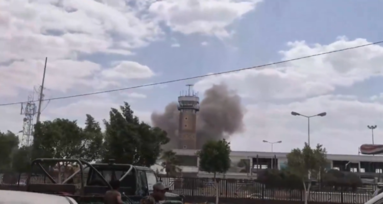 Bombardean aeropuerto de Yemen antes de la llegada de un vuelo con hutíes desde Irán