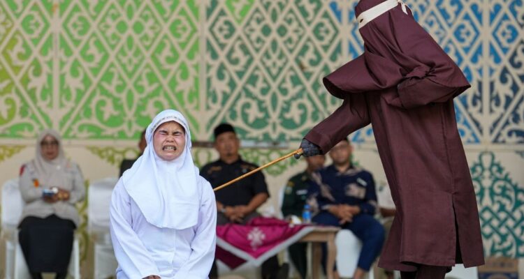 Pareja en Indonesia recibe 21 azotes ante un centenar de público por el “crimen” de besarse en TikTok