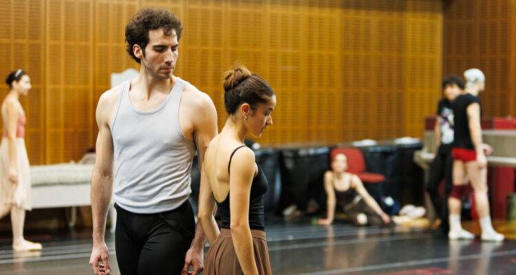 https://media.biobiochile.cl/wp-content/uploads/2026/07/ballet-orgullo-y-prejuicio-750x400.jpg