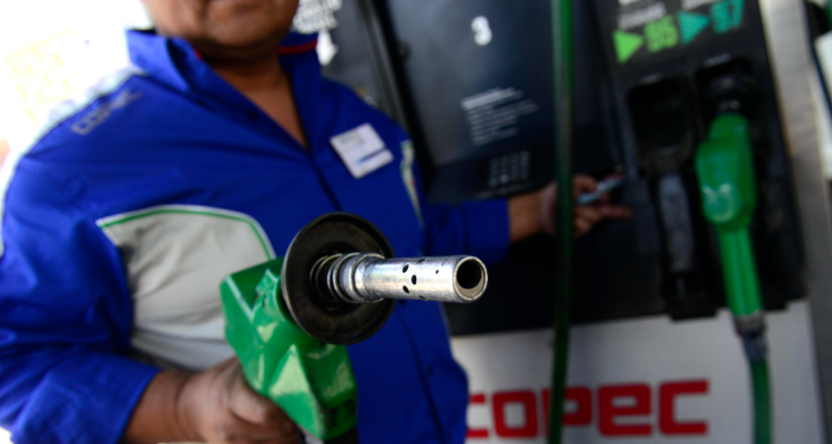 El mercado del petróleo sigue bajo presión mientras en Chile ya aplica la nueva alza de las bencinas