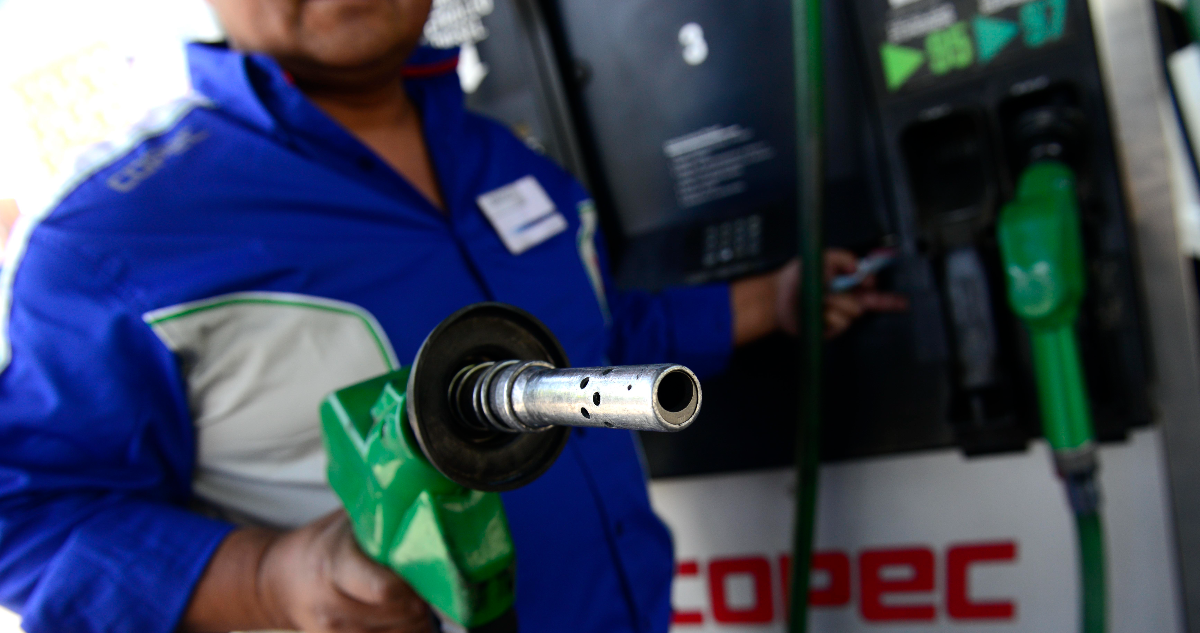 El bencinazo sigue al acecho: Bajaron los combustibles, pero Gobierno admite que eso podría cambiar