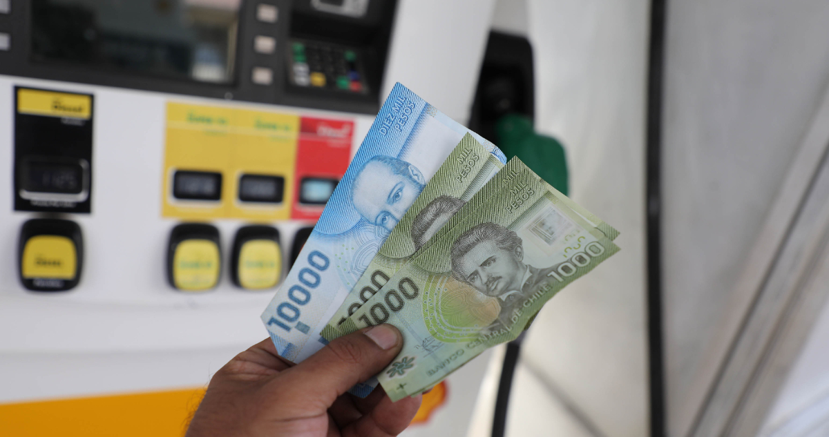 Gobierno subraya que otra vez combustibles bajarán al menos $100 esta semana y confía en más descensos