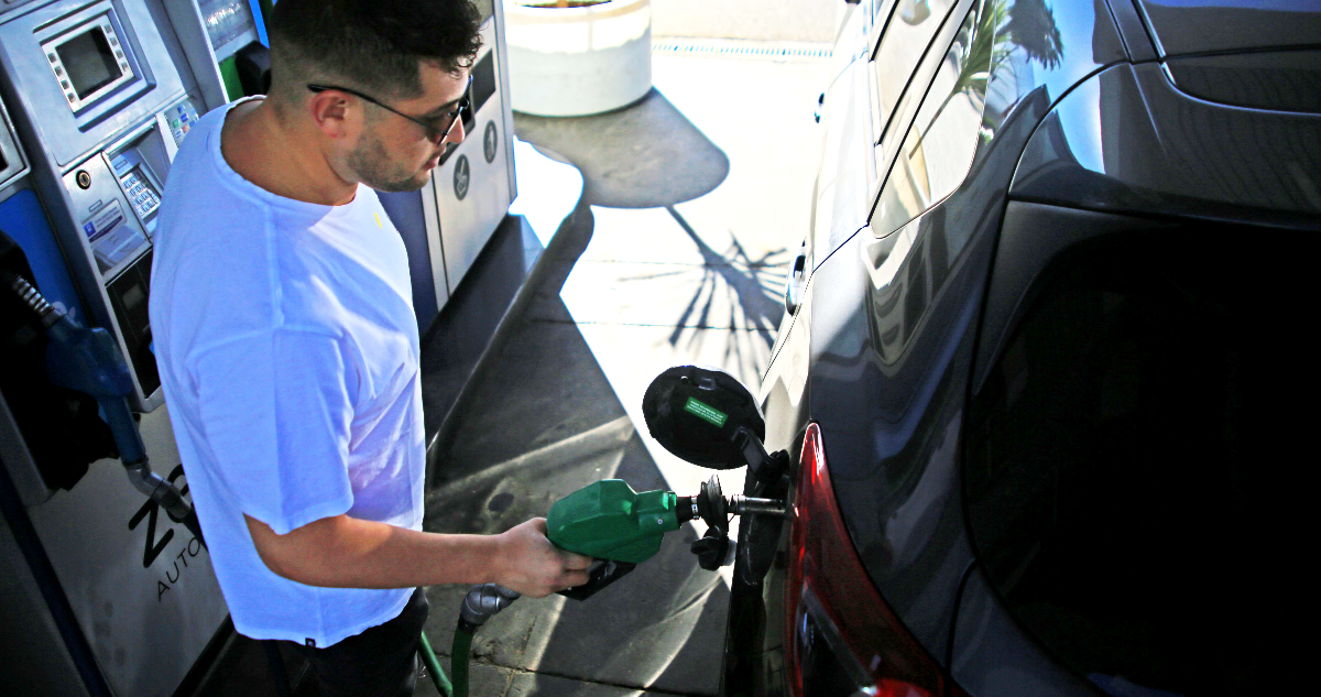 ¿Se viene un nuevo bencinazo? Los antecedentes sobre si dolerá o no llenar el estanque del auto