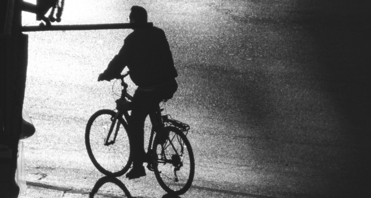 Hombre en bicicleta | Pexels