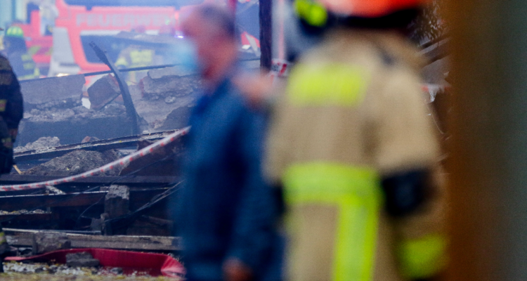 Incendio destruye una vivienda en Viña del Mar y encuentran un muerto entre los escombros