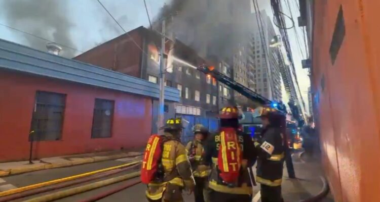 Bomberos contiene incendio en importadora de repuestos para autos en edificio de Santiago Centro