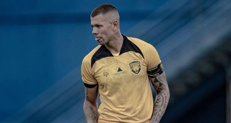 Defensa fue despedido por malo del Amazonas FC de Brasil.