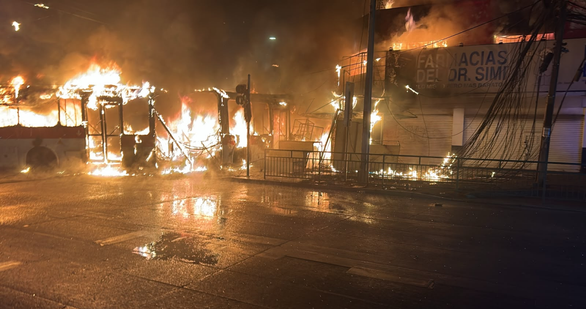 Bus RED protagoniza grave accidente en barrio Franklin: chocó con farmacia y todo terminó en incendio