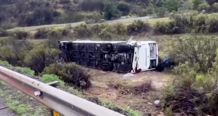 Bus se vuelca en la Ruta 68 en medio de intensa lluvia en la RM: hay 17 heridos