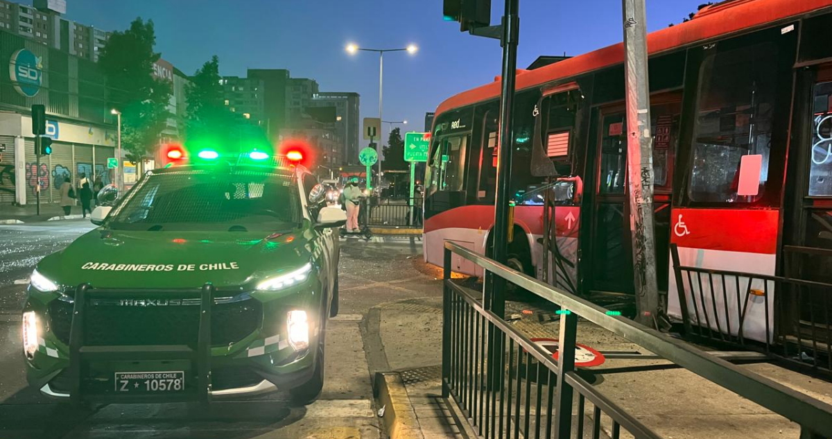 Ocho lesionados deja colisión entre dos buses RED en Independencia