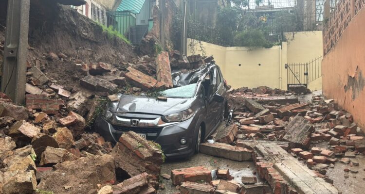 Muro cae sobre auto en Viña del Mar