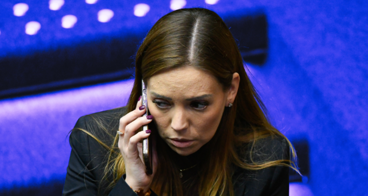 "Se pagaba en efectivo": exasesor de Camila Flores se querella por "cuota" que le cobraba senadora