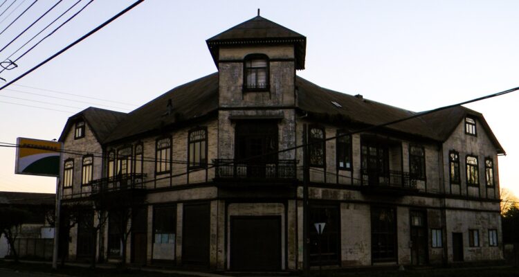 Concejales de Río Bueno acuden a Contraloría por caso de arriendo irregular de casona patrimonial