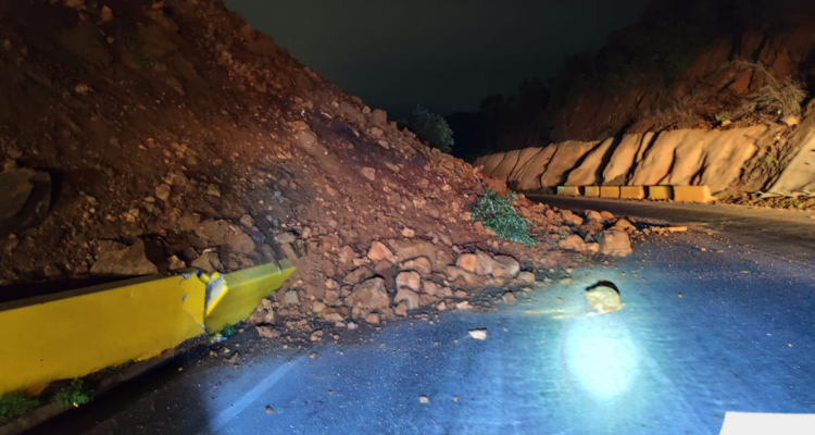 Ladera de cerro se derrumba y corta ruta Lo Orozco que conecta Quilpué y Casablanca