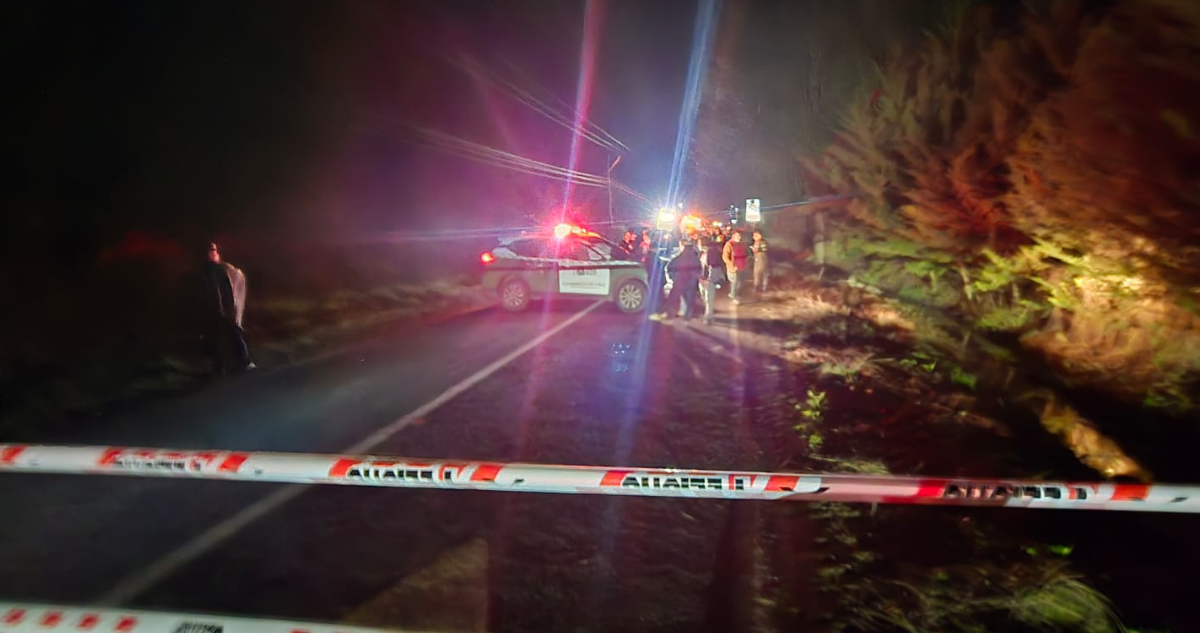 Una mujer fallecida y dos lesionados tras colisión frontal de auto con retroexcavadora en San Carlos