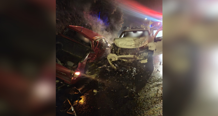 Reportan 4 lesionados tras colisión a alta velocidad entre dos autos en Viña del Mar