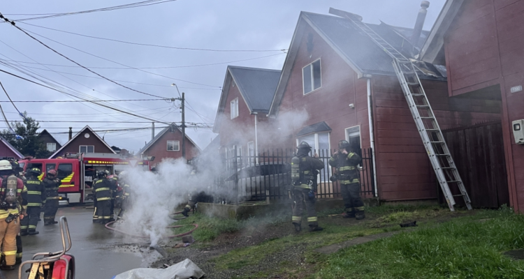 Vecinos y bomberos rescataron a hombre inconsciente desde casa tras incendio en Valdivia