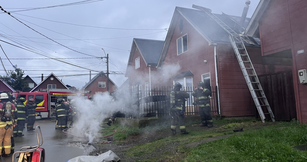 Vecinos y bomberos rescataron a hombre inconsciente desde casa tras incendio en Valdivia