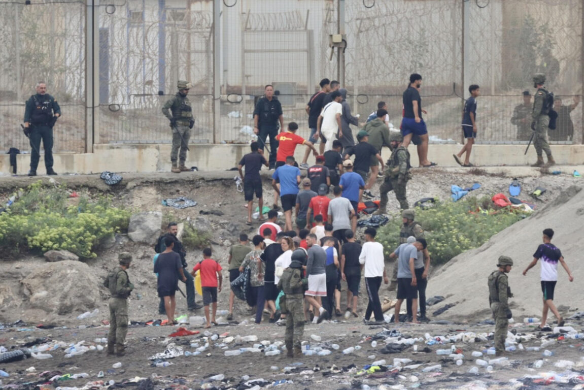 Grupos de inmigrantes empiezan a volver a su país por la frontera del Tarajal en Ceuta este viernes
