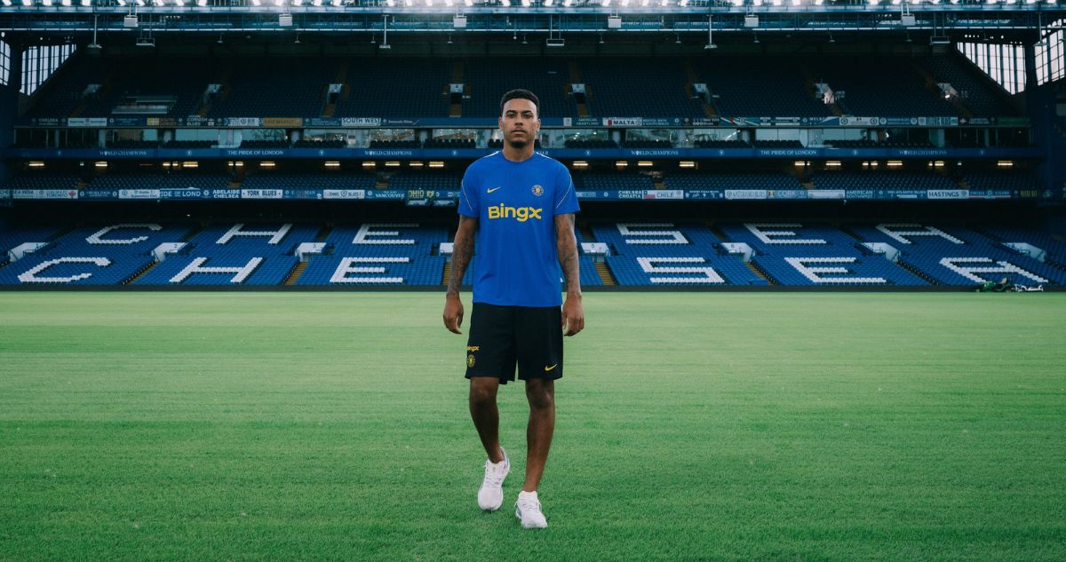 Chelsea oficializó fichaje del inglés Morgan Rogers.