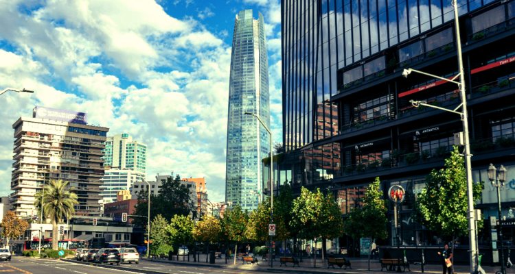 Recesión técnica ya es una amenaza: Actividad económica en Chile vuelve a caer por quinto mes seguido