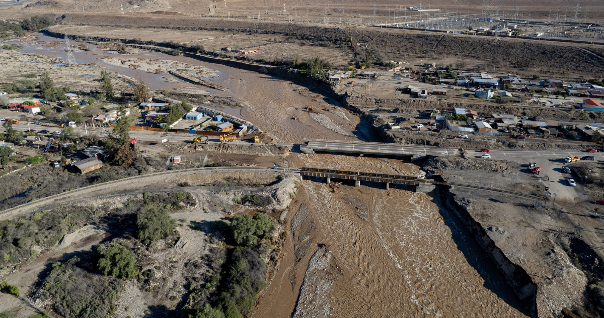 Vista aérea del puente Maitencillo en la comuna de Freirina, tras el colapso que sufrió debido a la crecida del río Huasco.