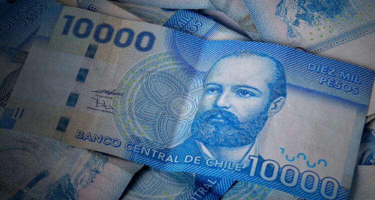 “Chile entró en ralentización”: Expertos advierten que el país “no está lejos” de una recesión técnica
