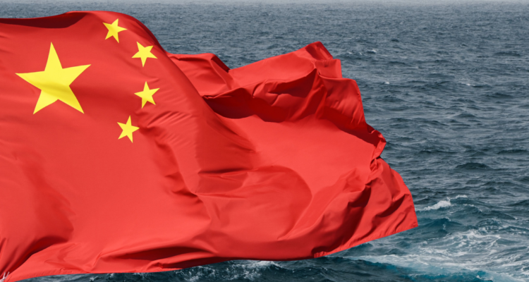 Foto de contexto de mar y bandera de China.