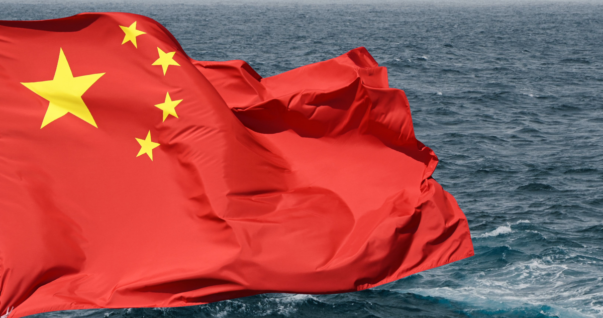 Foto de contexto de mar y bandera de China.