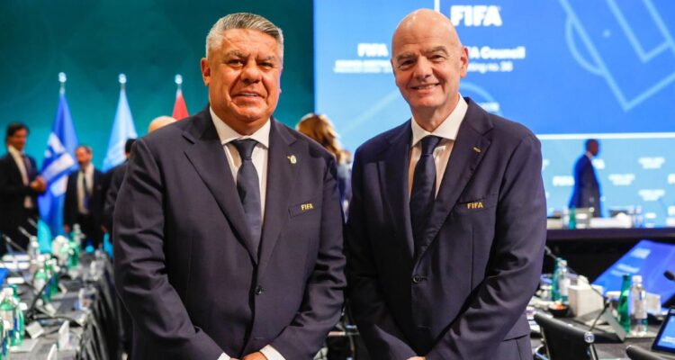 https://media.biobiochile.cl/wp-content/uploads/2026/07/chiqui-tapia-aparece-con-carta-respaldo-a-seleccion-argentina-y-freno-a-conspiraciones-750x400.jpg