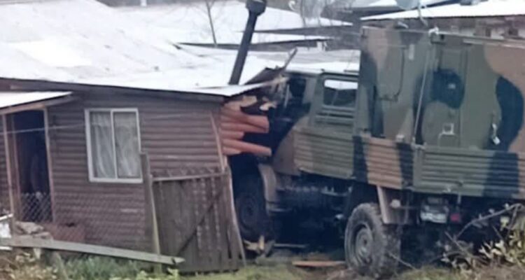 Tres lesionados deja choque de vehículo militar contra vivienda en comuna de Los Lagos